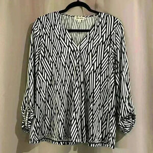 Women’s Black & White V-Cut 3/4 Sleeve Blouse